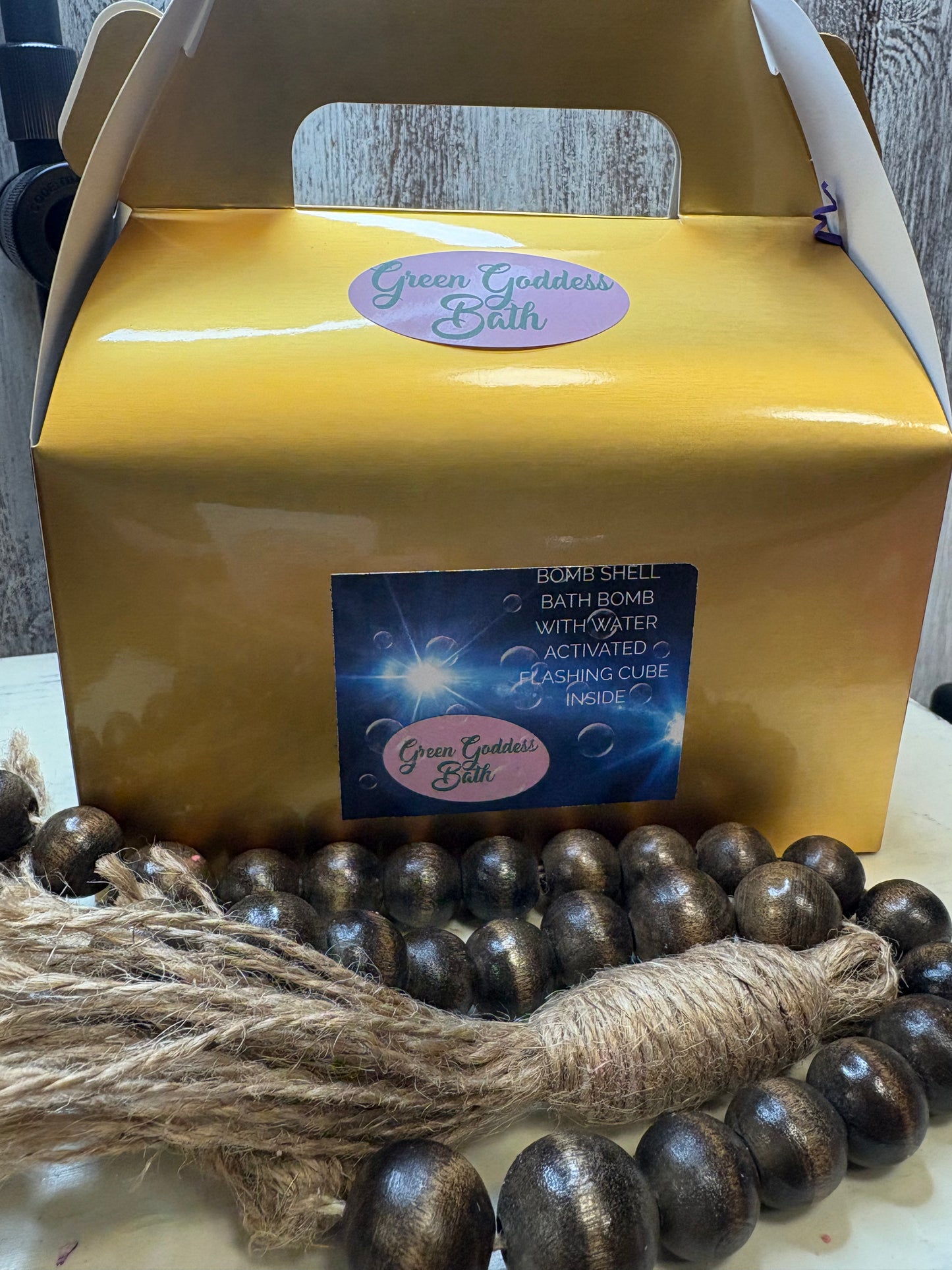 Bomb Shell Bath Bomb with water activated flashing cube