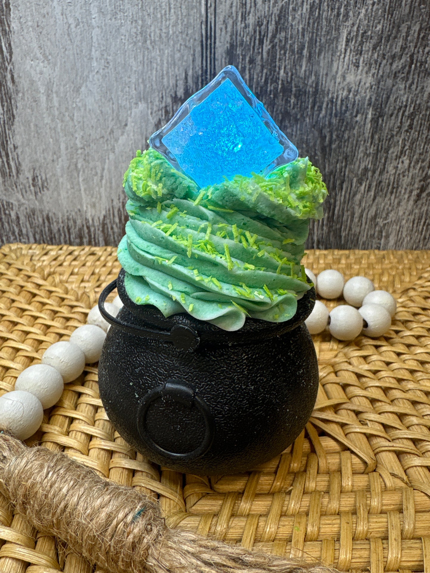 St. Patrick’s Day Cauldron Bath Bomb & Bubble Bath Frosting on Top (flashing cube) ROOTBEER