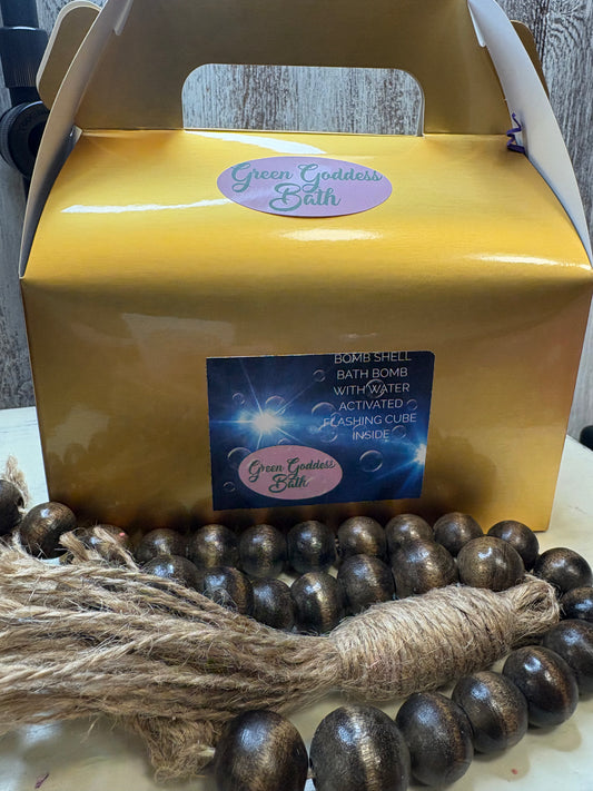 Bomb Shell Bath Bomb with water activated flashing cube